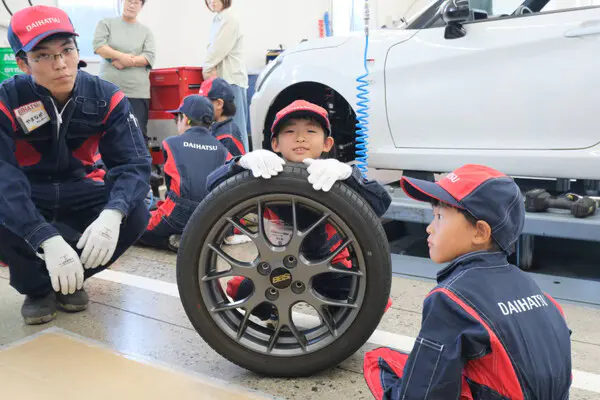 すなお
去年、ジョブキッズで車のおしごとをして、お母さんの車のタイヤ交換を手伝ったり、エンジンルーム内についてお姉ちゃんより詳しくなれたので、今年も車のお仕事をしてきました。タイヤを持ち上げるのが重くてびっくりしました。去年より僕が大きくなったので、持ち上げることができました。
とてもたのしかったです。