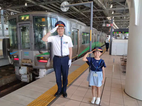 ko
普段入れないところに入らせてもらったり、貴重な体験をさせてもらったのでとても楽しかったです。改札で切符の確認をするとき、初めてだったし知らない人がたくさんこられたので緊張しました。