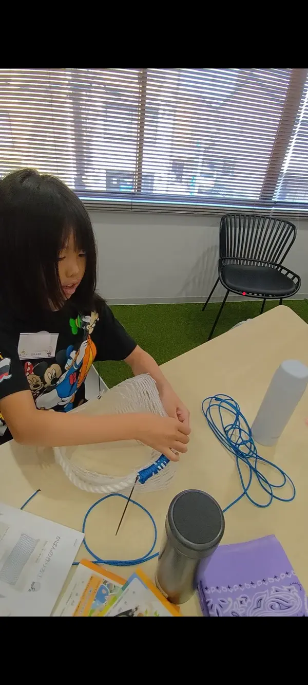 なっち
遊具のネットでバッグが作れたのでびっくりしました。好きな色やかわいい飾りで、自分だけのバッグになったのでうれしいです。キラキラ星や毛糸を使って天の川にしました。
木登り遊具で遊べたのも楽しかったです。