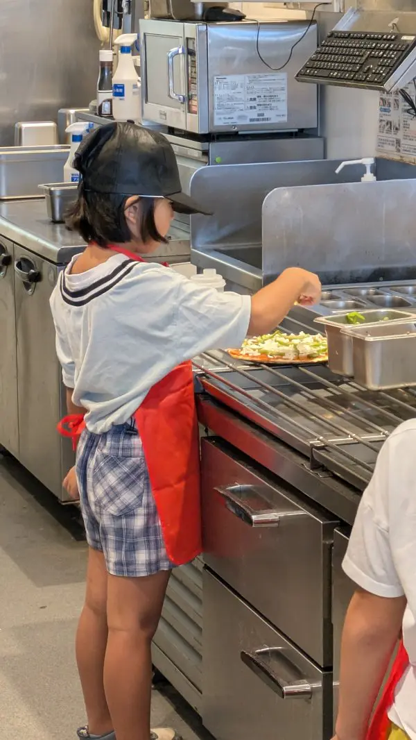 ちゃっきー
チーズと野菜がたくさん入ったピザを作りました。生地を伸ばすのが難しかったです。宅配のバッグが大きかったけど、持ったら軽かったのでびっくりしました。作ってすぐにお母さんと食べたらおいしかったです。