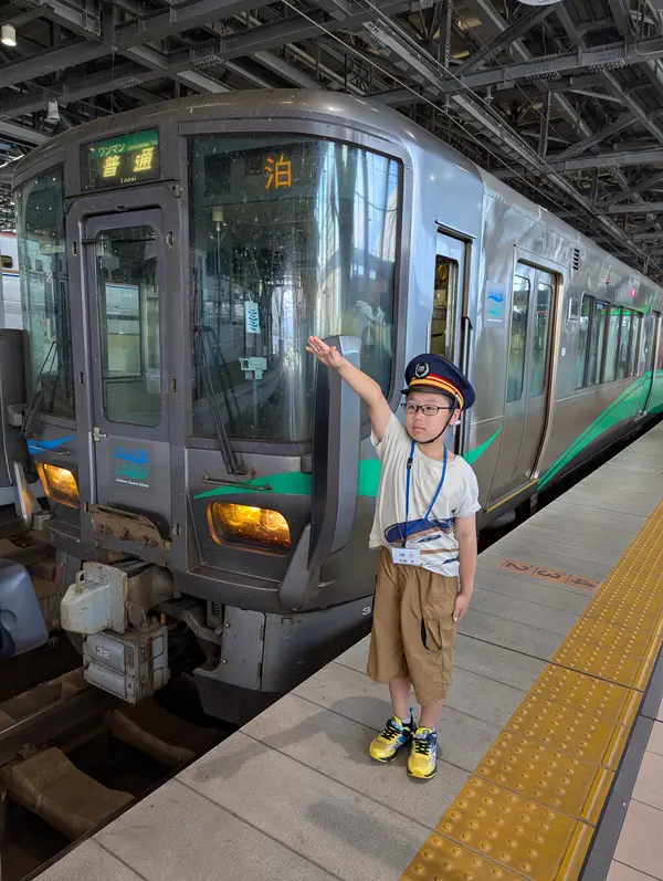 こうめい
改札でスタンプを押す仕事が思った以上に難しくてびっくりした。
富山駅の裏側に入れて嬉しかった。
アナウンスをするときは緊張してドキドキした。自動券売機の裏側がすごかった。