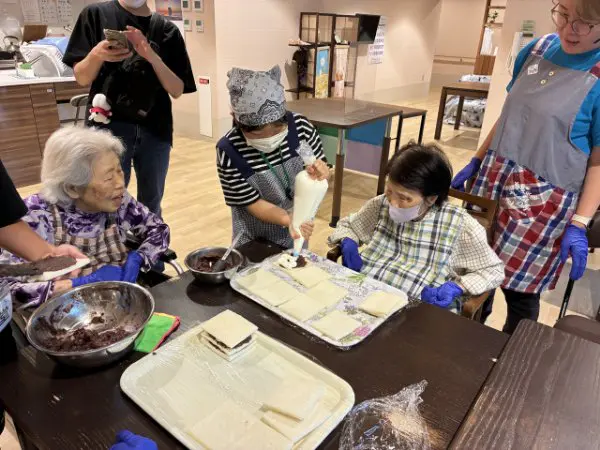 たまき
おばあちゃんたちと一緒におやつを作って楽しかったです。「ありがとう」と言われて少し照れ臭くなったけど、いろんなことが体験できて嬉しかったです。