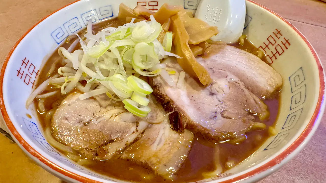 惜しまれつつ廃業した人気店の味噌ラーメンがなぜか沖縄料理店で復活【ちゃんぷる】富山名店の味を丼とレンゲから完全再現！