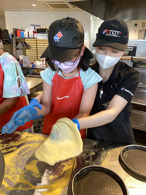 ほの
生地を伸ばす作業は、難しくて大変だったけど、焼けて出てきた時に美味しそうにできていて嬉しかったです。好きな具をたくさんのせたり、すごく楽しかったです。