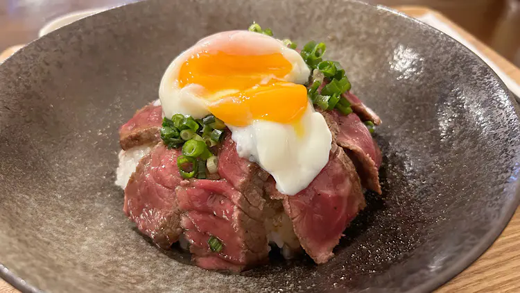ステーキ丼　1200円 ＋ とろとろ温泉卵　110円