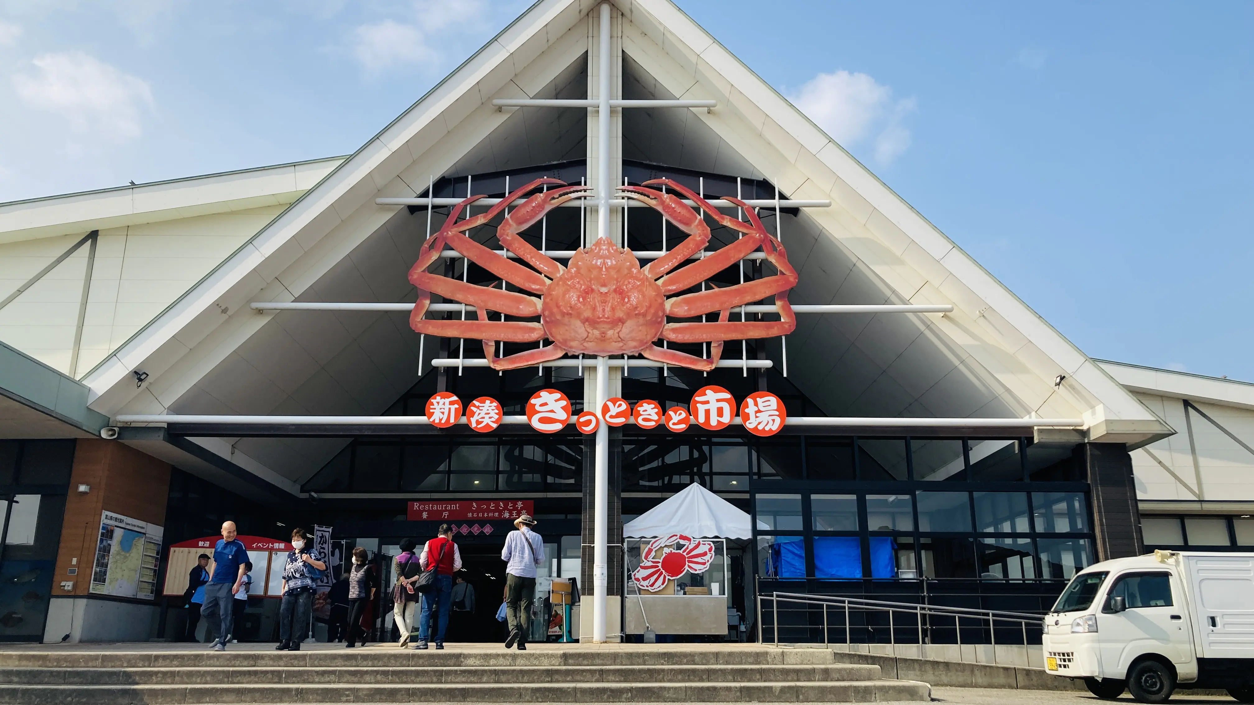 シロエビ、カニ、ブリ…富山の新鮮な魚介を寿司、丼、浜焼で! ソフトクリームまでエビカニな漁港隣接のグルメ観光スポット【新湊・きっときと市場】