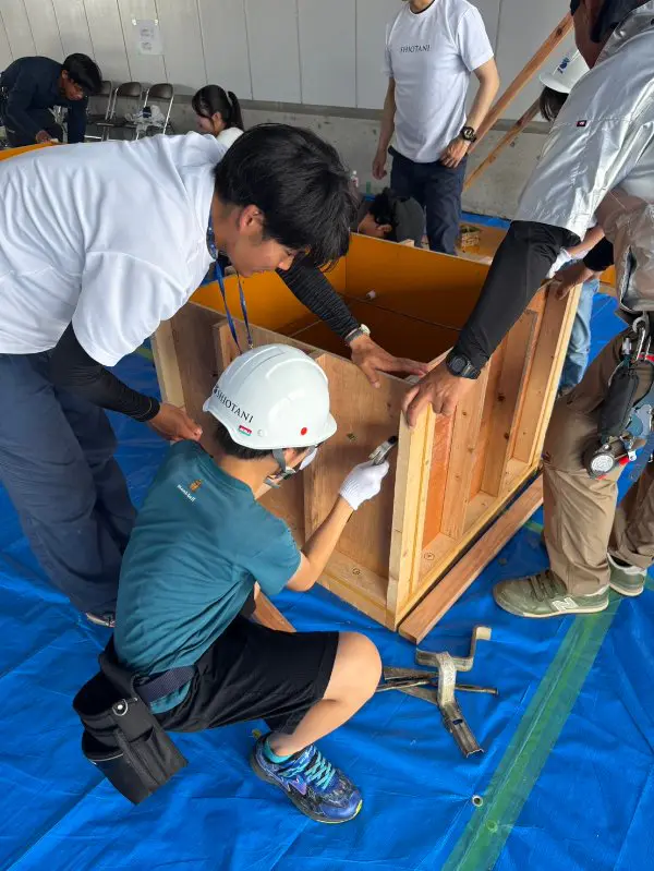 れん
塩谷建設でたくさんの体験をさせてもらいました。工事現場で実際に使っているものを触らせてもらったり、どんなふうに仕事をしているのかを聞きました。ひとつひとつの仕事がとても大切なものだと感じました。
