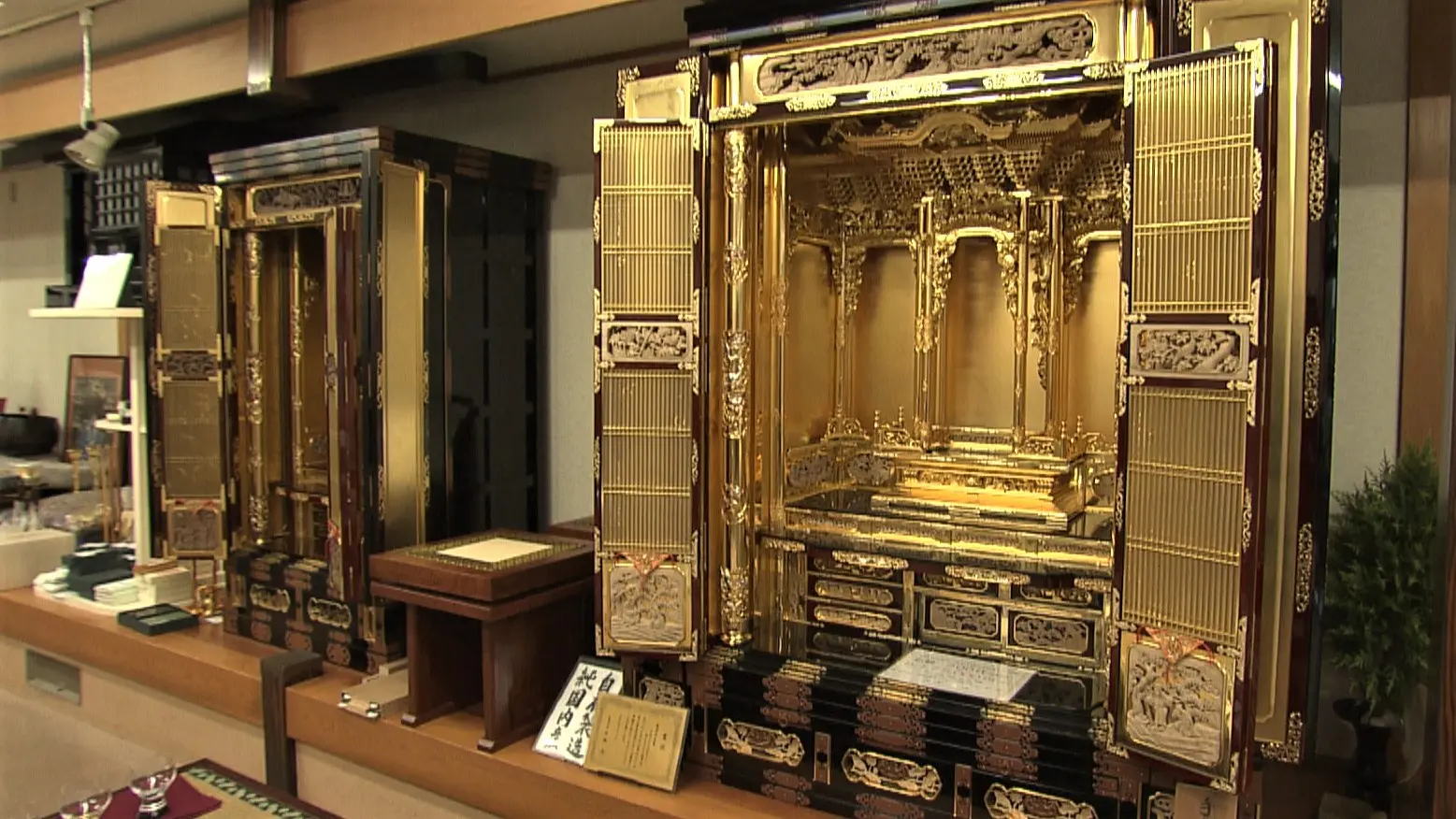 漆塗りのお盆＆卓上膳【富山県魚津産】 丸盆 ラン彫 尺0 木製 国産 漆塗り | ショップ名