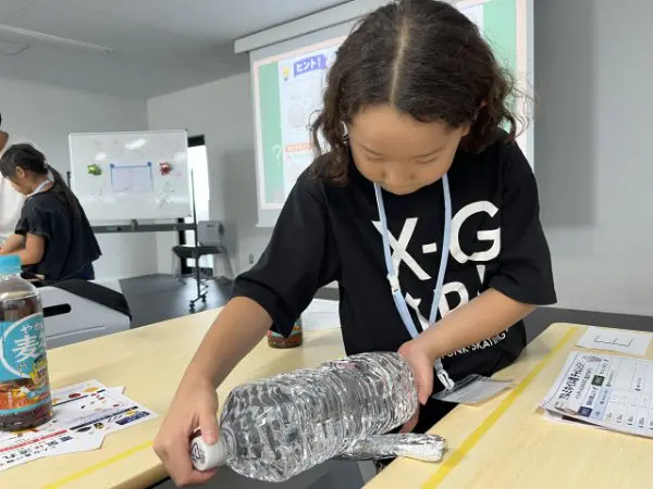 にまる
アルミホイルを使って、橋をつくりました。橋の上に5000mlの重さのペットボトルをのせることができて嬉しかったです。１位になって手書きイラストがレーザーで印刷された、オリジナルタンブラーが送られてくるのが楽しみです！