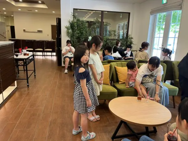 よしか
結婚式場に初めて行ったので、すごいな、きれいだなとおもいました。私は、結婚やだなーと思ったけど、挙式をみて、けっこんしてみたいなとおもえるようになりました。このたいけんは、ためになったとおもいます。
