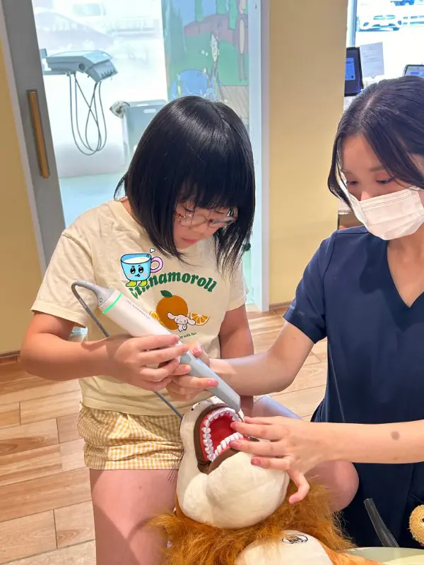 あおい
歯医者の仕事が気になっていたから、体験できてうれしかったです。歯医者さんは、みんな優しくて、たくさん教えてくれました。優しいから歯医者さんになれると思ったので、私もみんなに優しくしていきたいです。