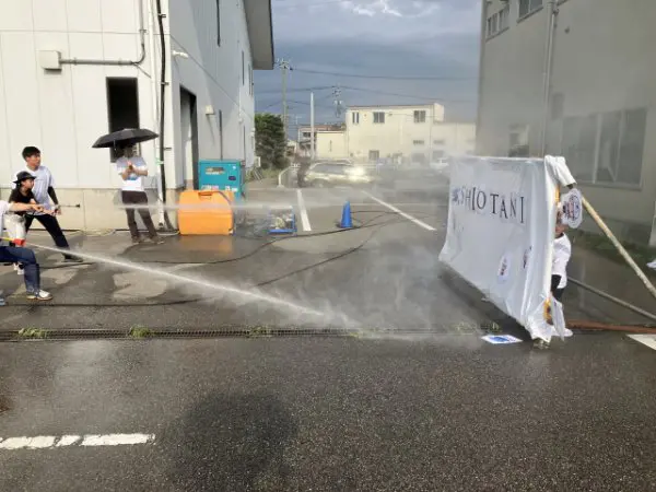 Em
「すっごくぜんぶたのしかった！おしごとしているお兄さんたちがかっこよかった。でも今まで体験したお仕事の中で、1番大変そうだった。楽しかったアトラクションは1番を決められないくらい。ぜんぶもう一度やってみたい。
アクティビティは本物に近い経験を盛り沢山させていただき、大変贅沢な時間でした。
スタッフさん同士もみなさんお元気で仲良く、雰囲気もとても良かったです。


