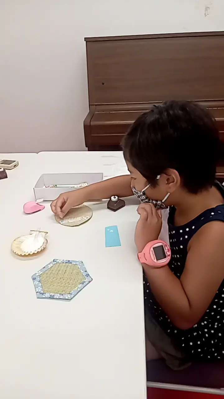 ゆず
コースターを作った。キレイにフチを貼るのが難しかったけど、面白かった。
