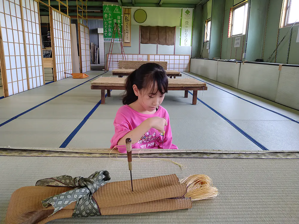 メロン牛乳
飾り畳を作りました。1人では難しかったので、お母さんに手伝ってもらいました。楽しかったです。
