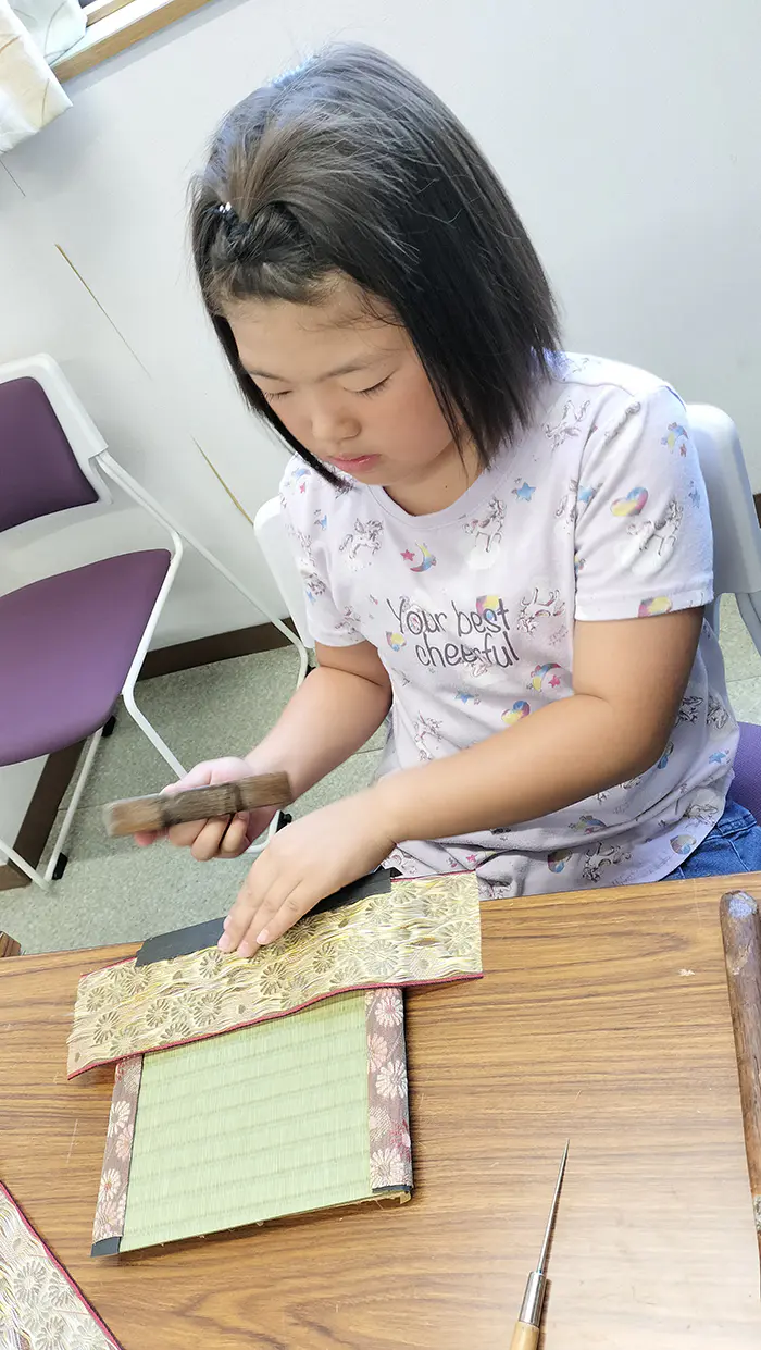 りこぴん
飾り畳を作製！しっかり折り目をつけ、バチンと大きいホッチキスで留めるのが快感でした！素敵な飾り畳完成！畳を作る工程を見学し、機械のボタンを押したり、折り目つける作業を体験させていただきました！