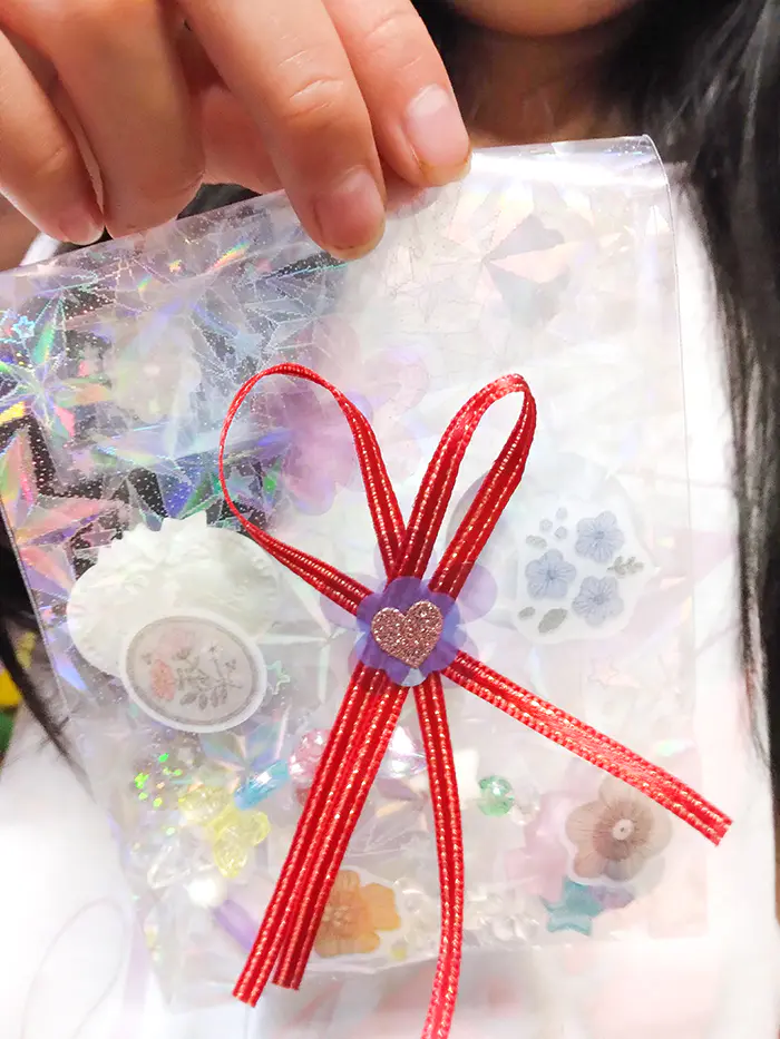 ピコちゃん
いろんな機械みたいのが見れてすごかった。ブレスレット作ったのが楽しかった。自分でねだんを1まん5せんえんに決めて、本物のお金でレジできて楽しくてうれしかった。そして、ブレスレットのラッピングも自分で袋とかシールとか決めてデコレーションするのが楽しかった。