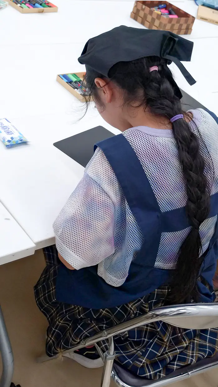 プニノフゆま
包装やPOPを考えるのはむずかしかったですが楽しかったです！どんな風に商品を紹介したら良いのか他のお友達のをみたりきいたりして勉強になりました！
