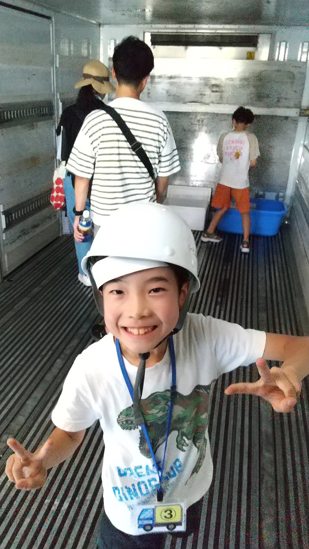 ハイパーティラノ
たくさんのトラックがいましたがその中でもお気に入りは、れいとう車でした。中はすずしくのみものもおいてあり、のんでみるととてもつめたくおいしかったからです。「どのくらいまでさがるんですか？」ときくと「マイナス三十どだよ。」とおしえてくれました。

