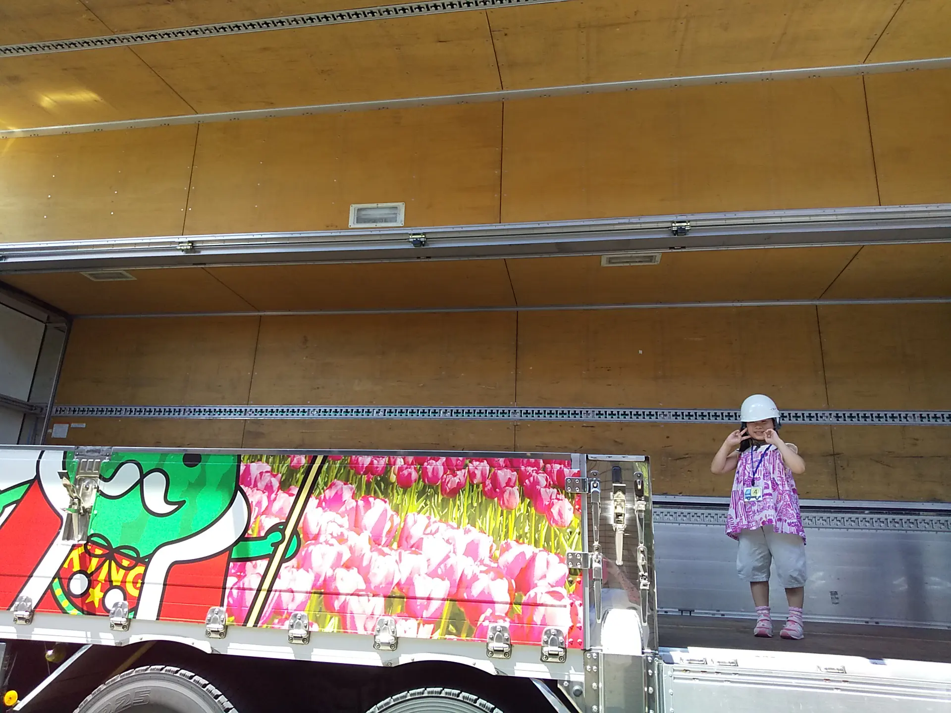 さくら
トラックに乗ったり、クレーン車を操作したところが楽しかったです。冷凍冷蔵庫の中はとても涼しかったです。暑いだったので、冷凍冷凍車の中に入ったら、一気に元気になれました。


