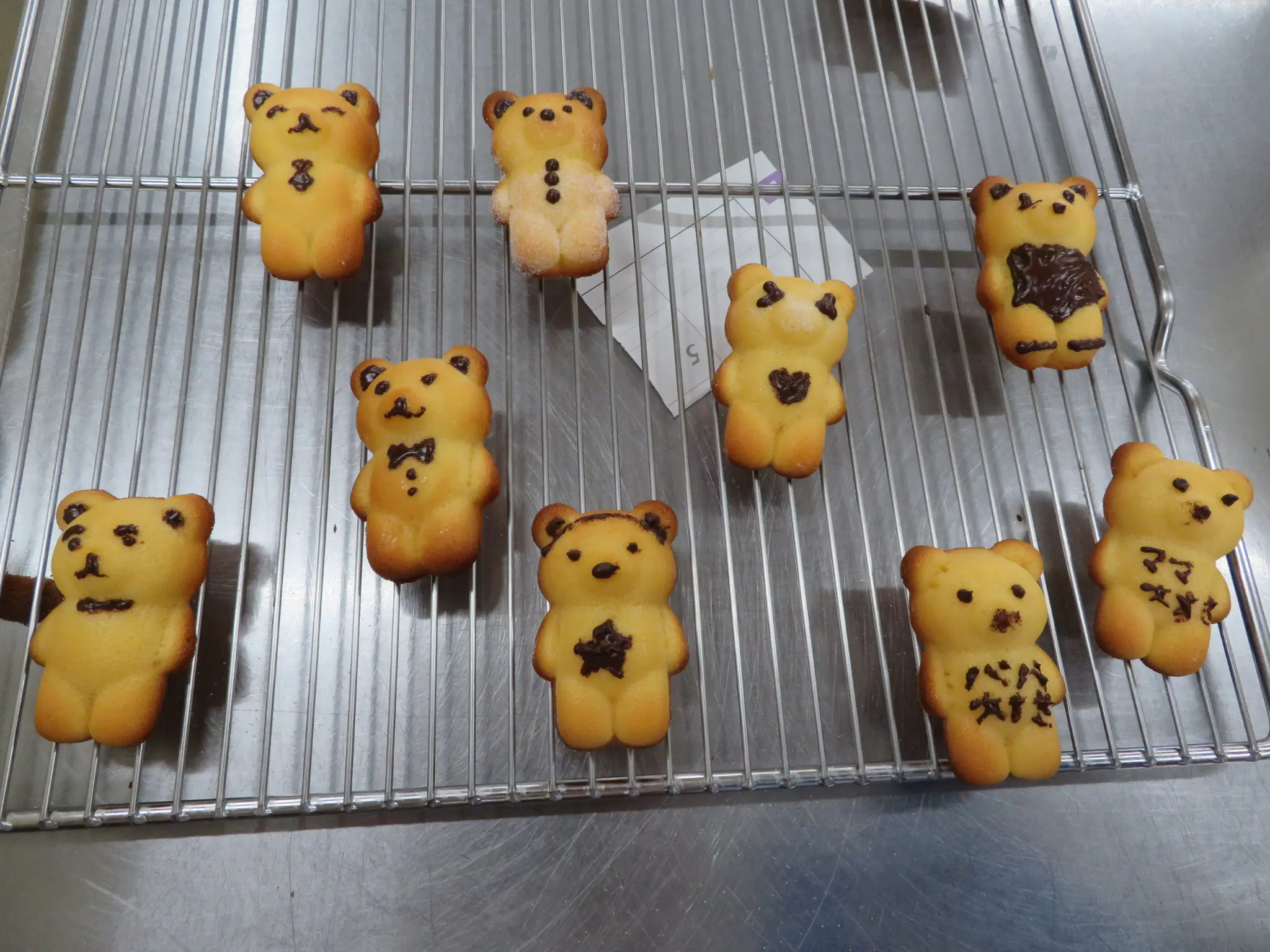 まり
仕上がったマドレーヌに、チョコペンで顔をかく作業が楽しかったです。自分で作ったのを食べたらとても美味しかったです。家族にも「美味しかったよ」と言ってもらえてすごく嬉しかったです。