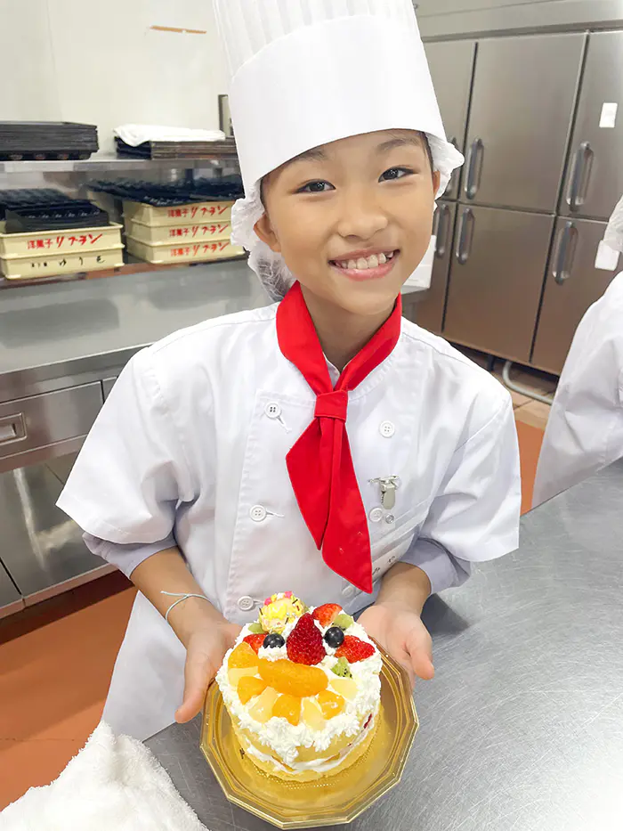 みー
自分で考えてデコレーションするのが楽しかった！クリーム絞りは練習したらかわいい模様ができて、上手になったと思います！パパの誕生日がもうすぐなので、家でもケーキのデコレーションがんばります。