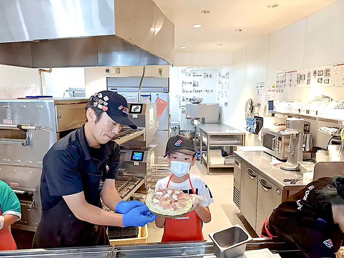 しょうた
初めはドキドキしたけど、ピザ作りは楽しかった。お店の人もやさしく教えてくれたので、うれしかった。また、体けんしたいと思いました。