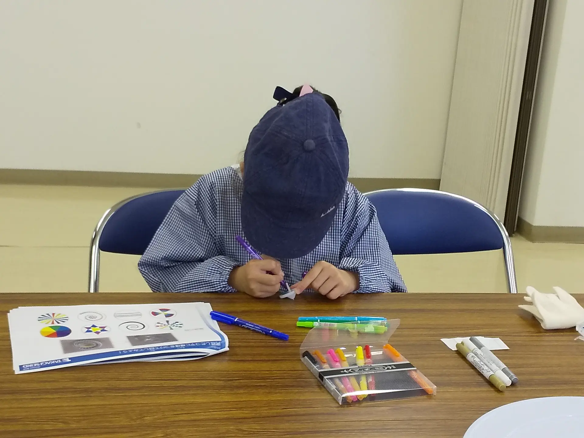 さくら
ペレットを入れた機械の温度が、とても高くてビックリしました。ペレットを入れるところからコマ作りができ、楽しかったです。コマに色を塗るところも楽しかったです。また来年も挑戦してみたいです。

