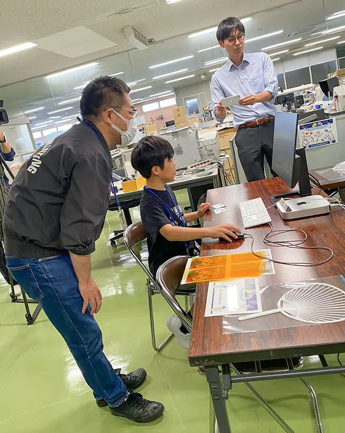 こう
パソコンでうちわのデザインをしたのがとても楽しかった。
印刷の機械が動いている時、とても早すぎて、目が追いつかなくてびっくりしました。
また行きたいです。