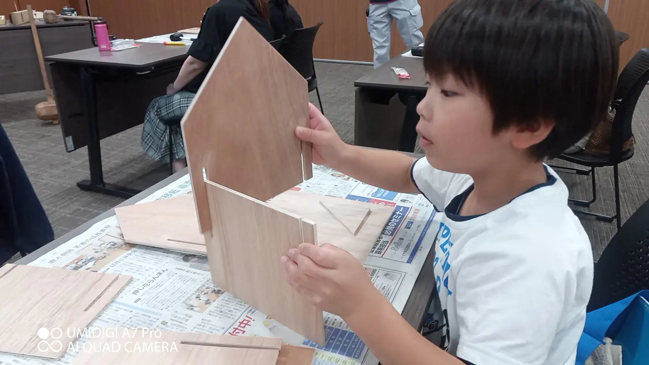 シンユウ
とても楽しかったです。
ゴムハンマーを使うのが少し難しかったけど、上手に作ることが出来ました！！
これから完成した家にきれいに色を塗りたいとと思います。


