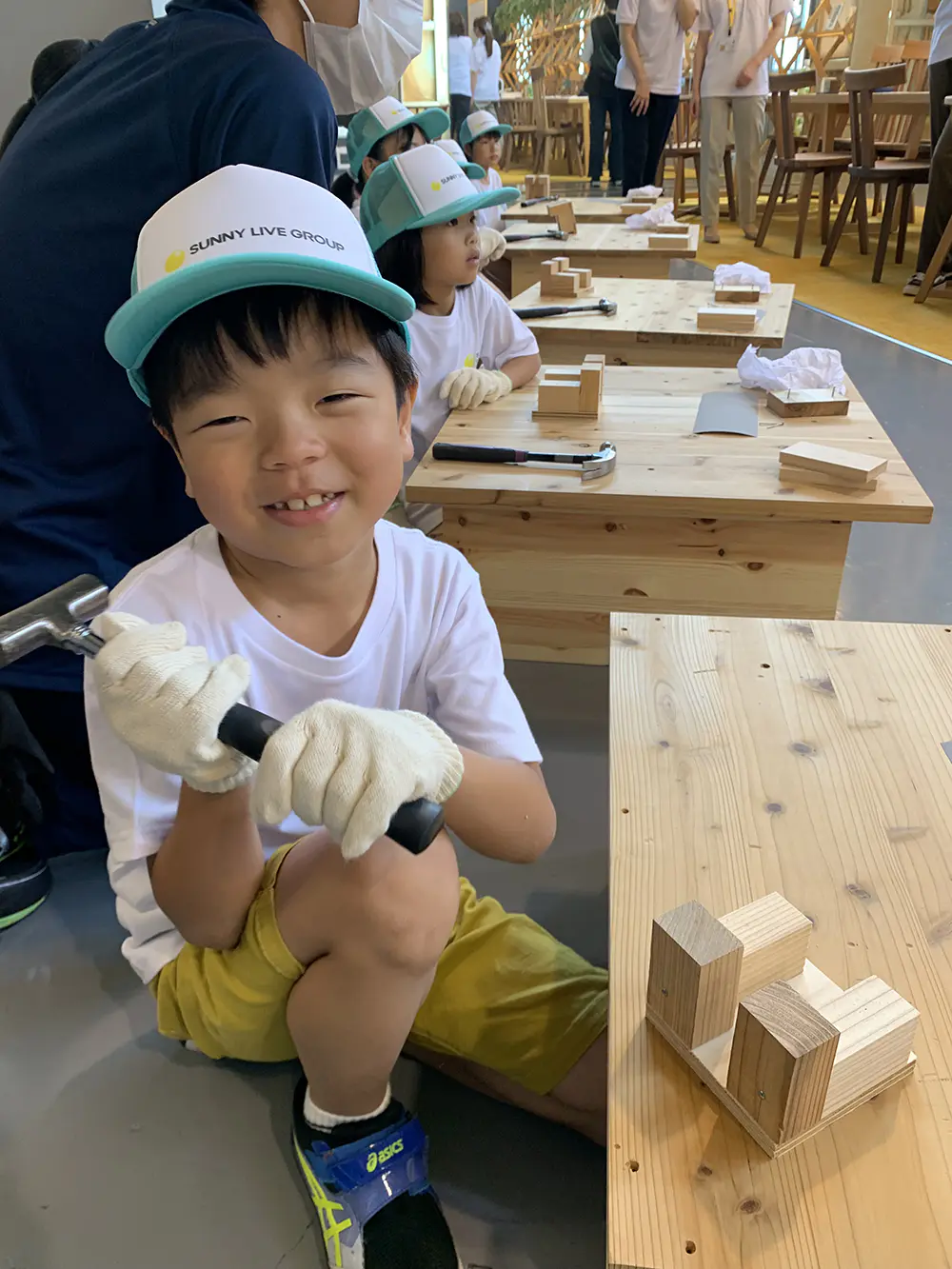 たく
スマホ立てを作るために釘をトンカチで打ったことが楽しかったです。工場見学もできてよかったです。

