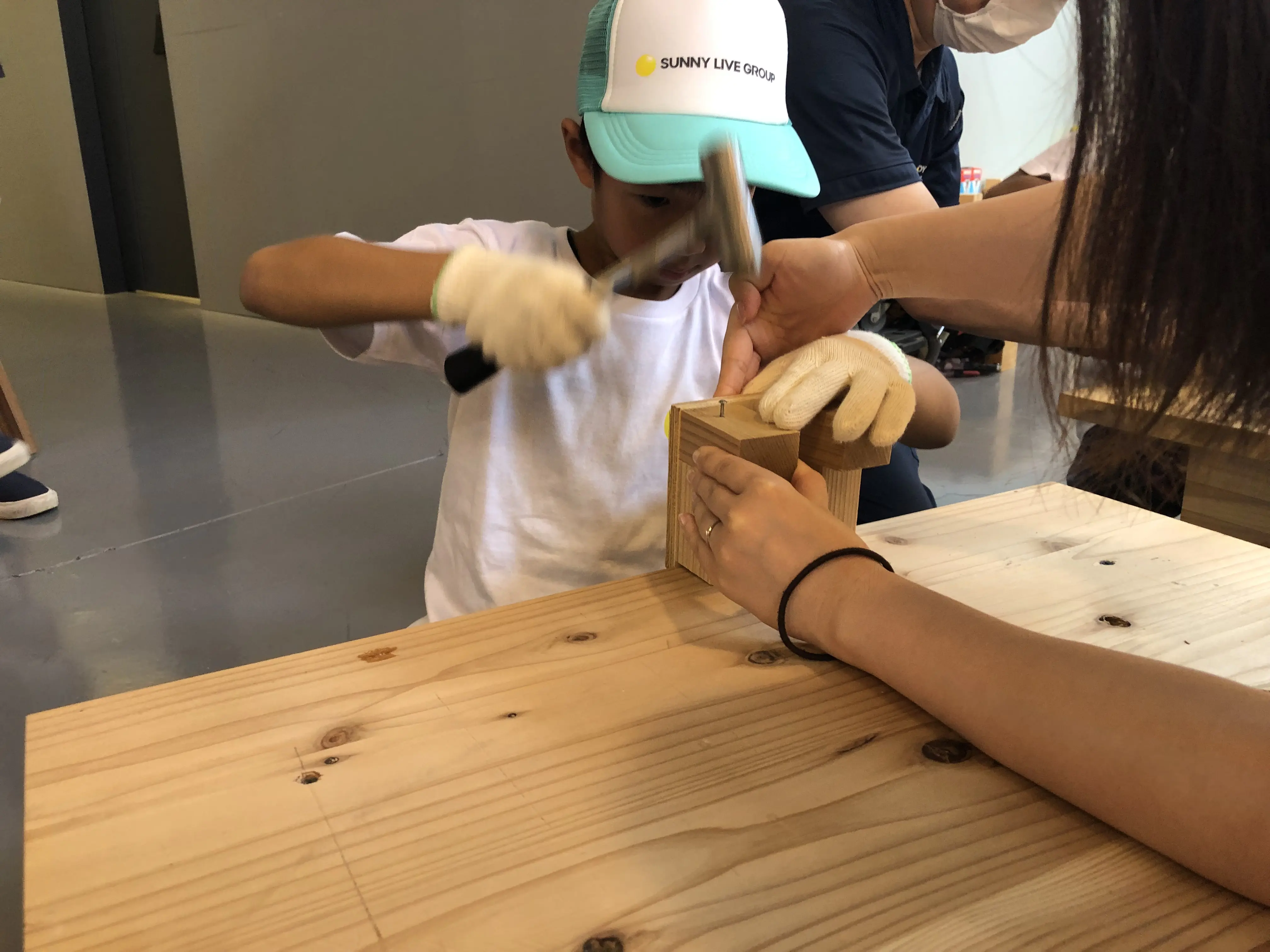 あーくん
トンカチでたたくのがむすがしかったけど、うまくできました。やすりでこすったらツルツルなってきれいになりました。

