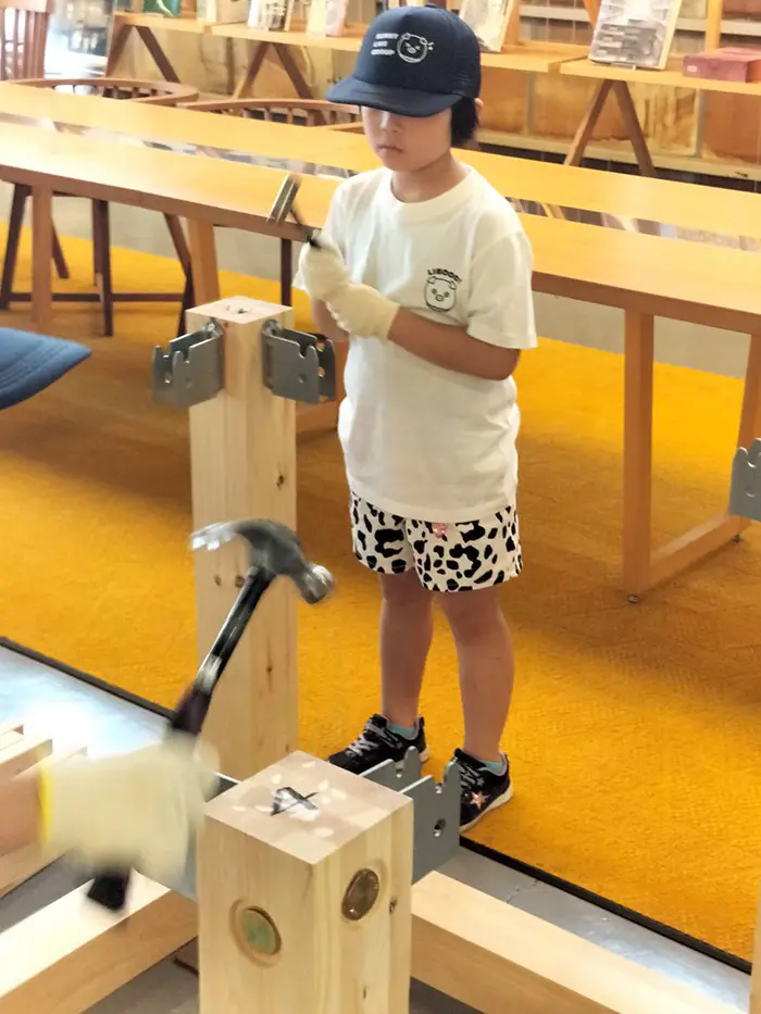 れいぽよ
体けんをしたり、木をたたいたり、コースターを作ったり、とてもたのしかったです。会社のマスコットのTシャツとぼうしももらいました。