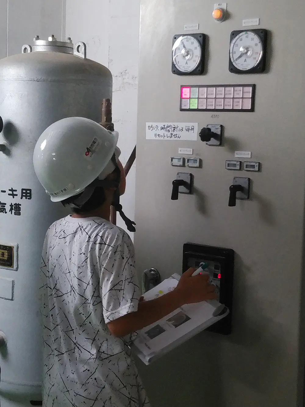 ゆうた
水力発電の発電の仕方が知らなかったけど、わかりやすく教えてもらえて良かった。発電所に普通は人がいないこと、大阪から操作していることに驚いた。機械の部屋はとてもすずしかった。小牧発電所は富山県にあるのに作った電気は大阪にいくのは不思議だなと思った。
