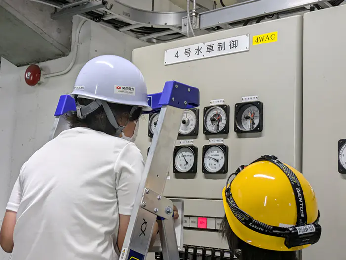 ほの
このお仕事体験で初めて発電所の中に入って、水力発電について教えてもらったり、実際に設備を見たりして水力発電所のしくみがわかりました。
水力発電は二酸化炭素を出さない持続可能な発電で、費用も他の発電より安いと聞いてすごいなと思いました。
普段できないような体験ができて良かったです。ありがとうございました。