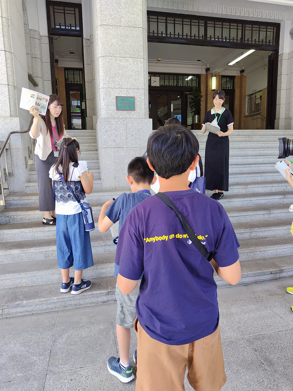 イカコゾウ
記者会見はとても緊張して、原稿をかまずに読むのが大変だった。県庁のなかは迷路のようで、すごかった。新しいところと古いところがあって、おもしろいなと思った。
