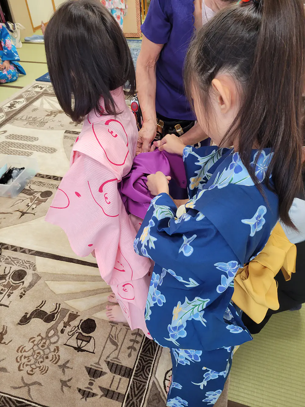 ゆっちゃん
2人ペアになって、ペアの子の浴衣の着付けをしました。お店の人が優しく教えてくれたので、わかりやすかったです。かわいい浴衣が着れてうれしかったです。
