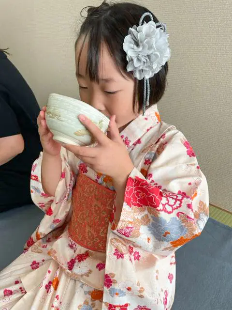 れいぽよ
きつけを教えてもらって、お茶とおかしをいただきました。きものがとてもかわいくて、うれしかったです。