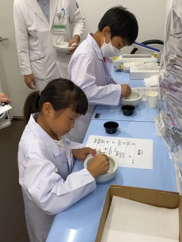 ゆあ
薬剤師さんは、お医者さんが出す処方箋を見て、一人一人に合うお薬を調剤するのがすごいなと思いました。塗り薬を混ぜて容器に入れるという体験をしましたが、私はきれいに容器に入れことができませんでした。でも、薬剤師さんはとてもきれいに入れていてさすがだな、すごいなと思いました。薬剤師さんのお仕事を体験してみて、体験する前よりも薬剤師さんをやってみたいなという気持ちになりました。
