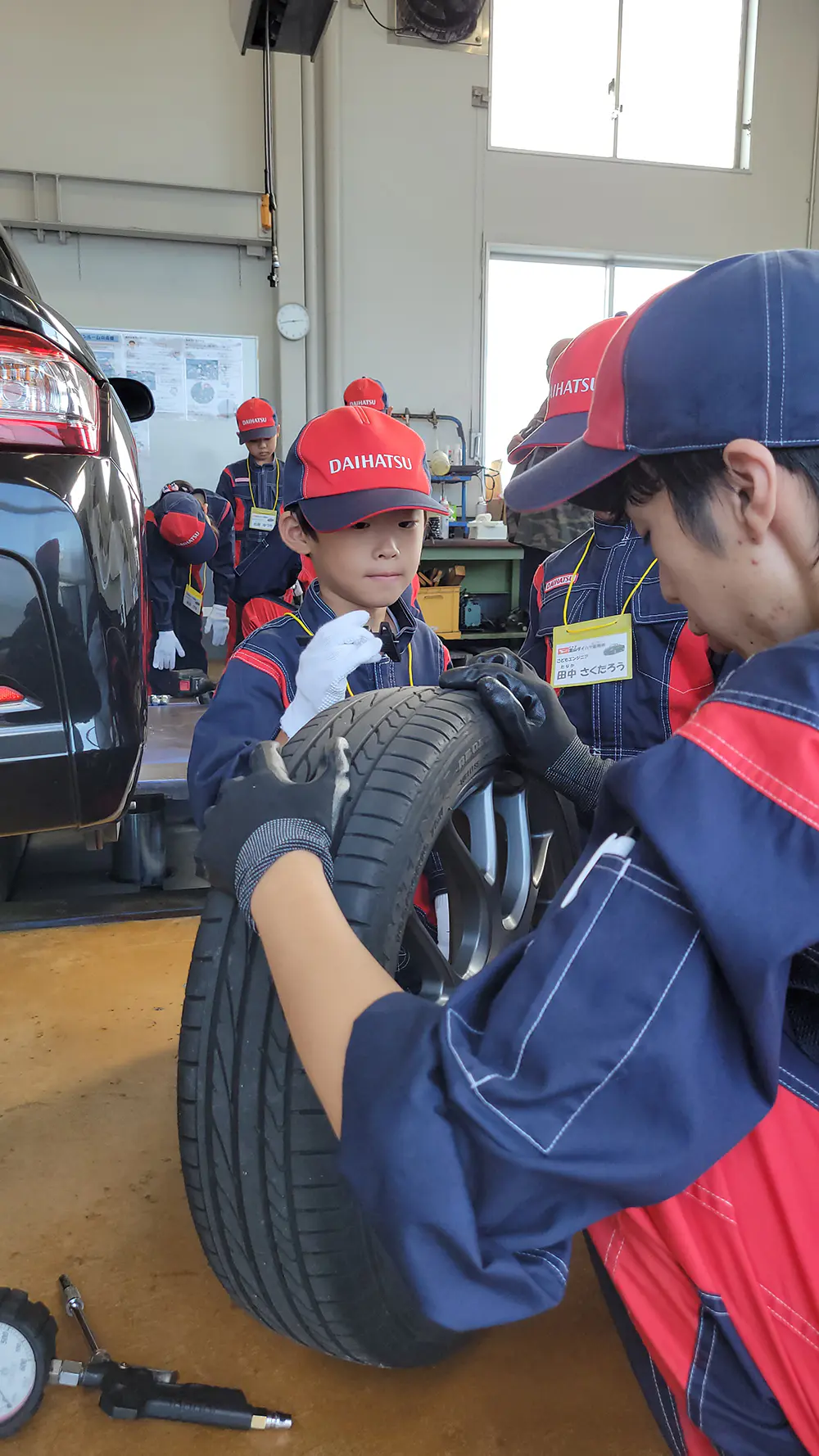 たくと
かっこいい作業着を着て車の点検をするのが楽しかったです!!これからもおうちの車の点検や、タイヤ交換もお手伝いしたいです。最後に車に乗せてもらい、嬉しかったです。ありがとうございました。