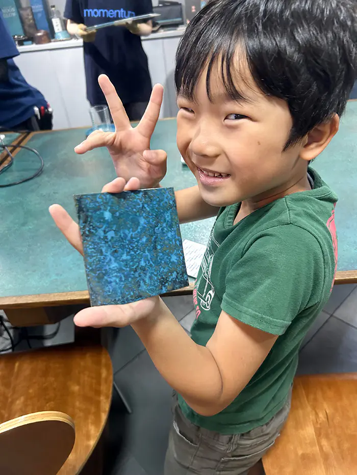 ルカリオ
バーナーで焼くのが楽しかった。
ガスを使っているのに、途中から冷たくなってびっくりした。
綺麗な青いコースターができてうれしかった。
また、作りたいと思いました。