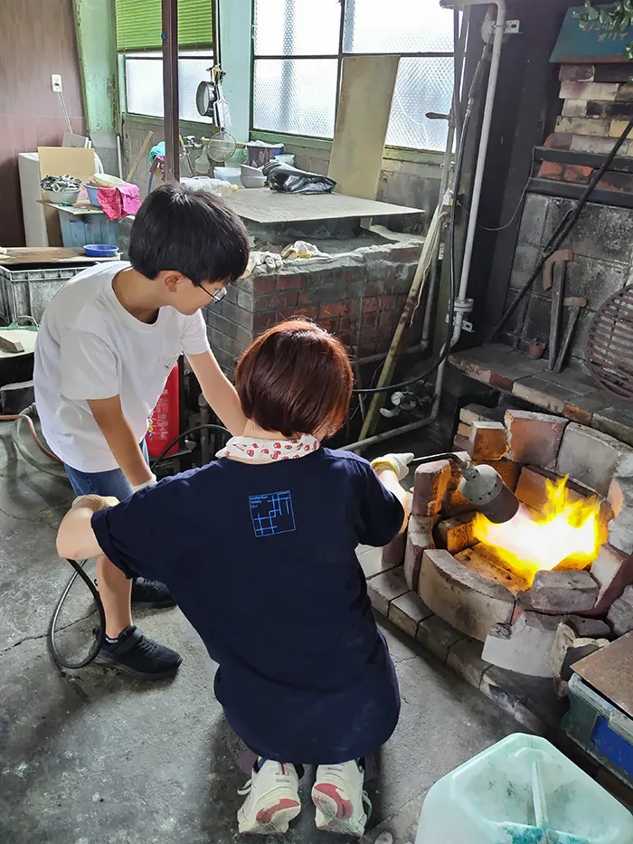 ゆうた
ぬかをつけて焼いて、液をくり返しぬりました。アンモニアにふれさせると、きれいな青色になったのですごいと思いました。