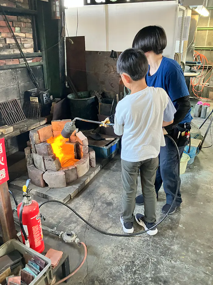 Shuin
銅器は、薬品をつかって色を付けるということにとてもおどろきました。ひなどもつかって焼いたり、アンモニアを使ったりしていろをつけていることがわかりました。