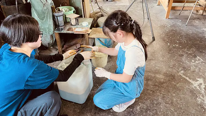 ゆいたん
体験では、ぬかみそを塗り、焼いて、青サビの薬品を使って銅板につけました。仕上がりは、意外ときれいなコースターができてうれしかったです。折井の方たちは、こんなにいろんな今の日常に合った製品を作っているんだなーと感じました。