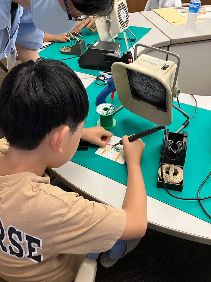 Shuin
電子部品は、パーツがとても小さくて、付けるのがたいへんだったけどちゃんと作れて光ったときは、とてもうれしかったです。
