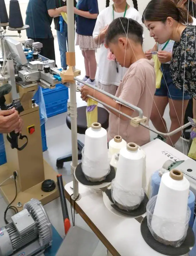 タクシー
つま先を機械で縫う作業が楽しかったです。大きな機械で靴下が作られていてびっくりしました。