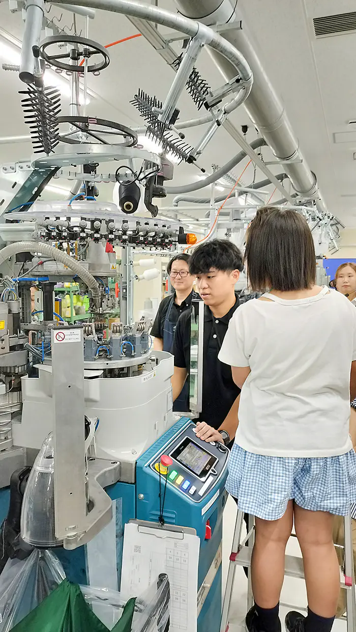 りこぴん
靴下を作っている機械を見学したり、実際につま先を縫ってみる体験もさせてもらいました！自分オリジナルの靴下を作製！売り物みたい～！と大興奮の体験ができました！