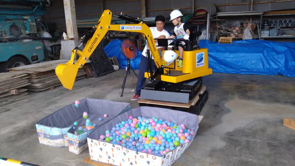 けん
高所作業車に乗ったり、いろんな建設の乗り物に乗って嬉しかったです。
タイル制作も、苔テリウムも初めて作ってとても楽しかったです。
建設にはいろんな仕事があるんだなと思いました。