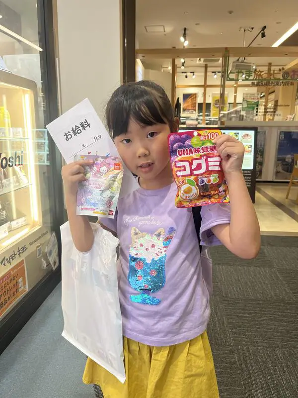 ゆな
ポスター貼りをしたり、普段は通らない秘密の通り道を通ったり、ワクワクドキドキがいっぱいでした。最後にはお給料ももらえて、うれしくて、お店でパスボールとグミを買いました。とても楽しかったです。