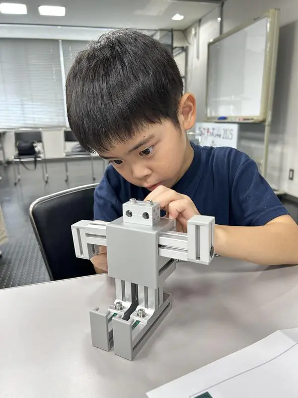 やまと
こうじょうけんがくとロボットをつくるのがたのしかったです。
いろぬりやかざりづけをしてオリジナルロボットがかんせいできてうれしいです。