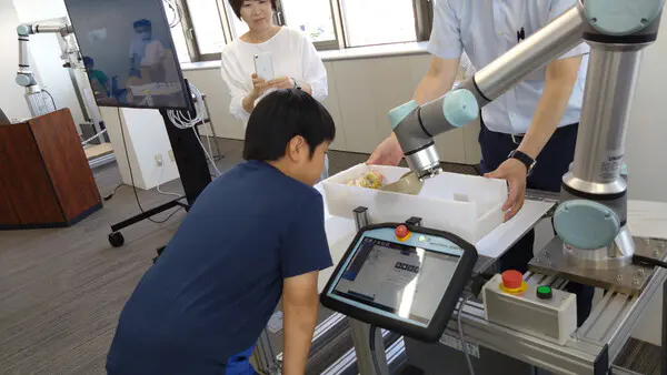はる
いろんなロボットがあって楽しかったです。
動きを覚えてくれるロボットがすごいと思いました。まだまだ、ずっと触っていたいくらい楽しかったです。
回路をつなげるのも、初めてで電気がついた時は嬉しかったです。間違えを見つけるロボットがいたり、いろんなロボットがあることがわかって嬉しかったです。また参加したいです。